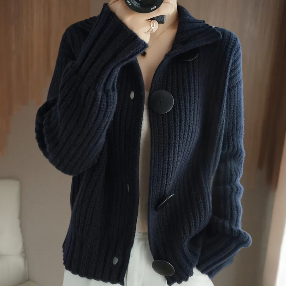 Donkerblauw gebreid damesvest met grote knopen, stijlvolle herfstmode, comfortabele en warme kleding, perfect voor casual en chique outfits.