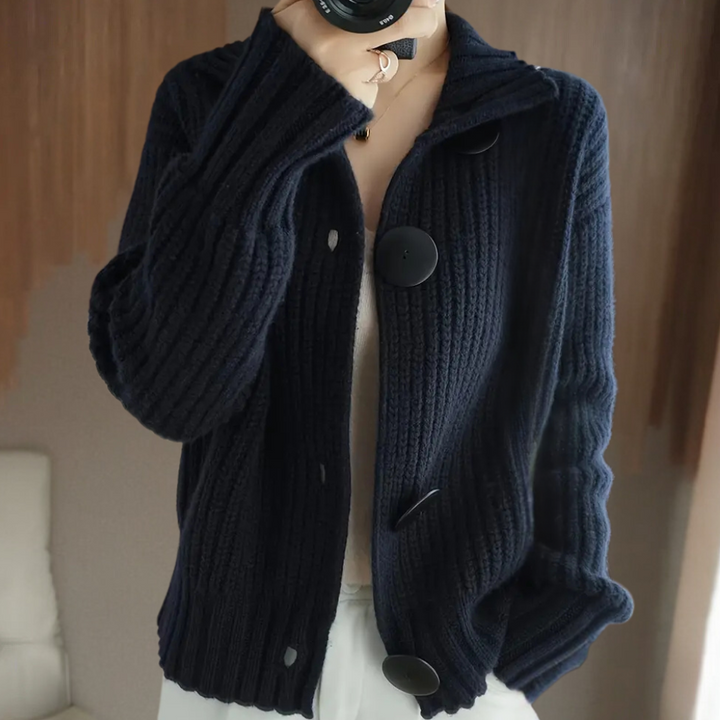 Donkerblauw gebreid damesvest met grote knopen, stijlvolle herfstmode, comfortabele en warme kleding, perfect voor casual en chique outfits.