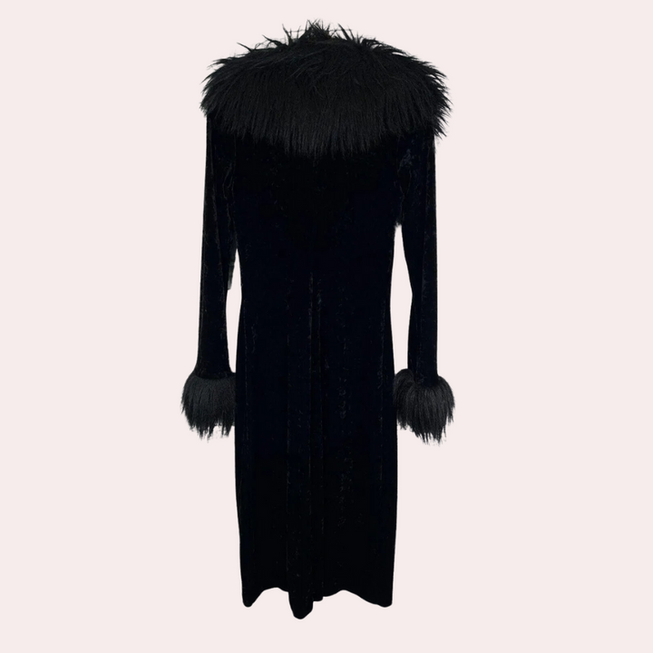 Zwarte vintage jurk met lange mouwen, pluizige kraag en manchetten, retro stijl, elegante avondkleding, damesmode, jaren '70 design.
