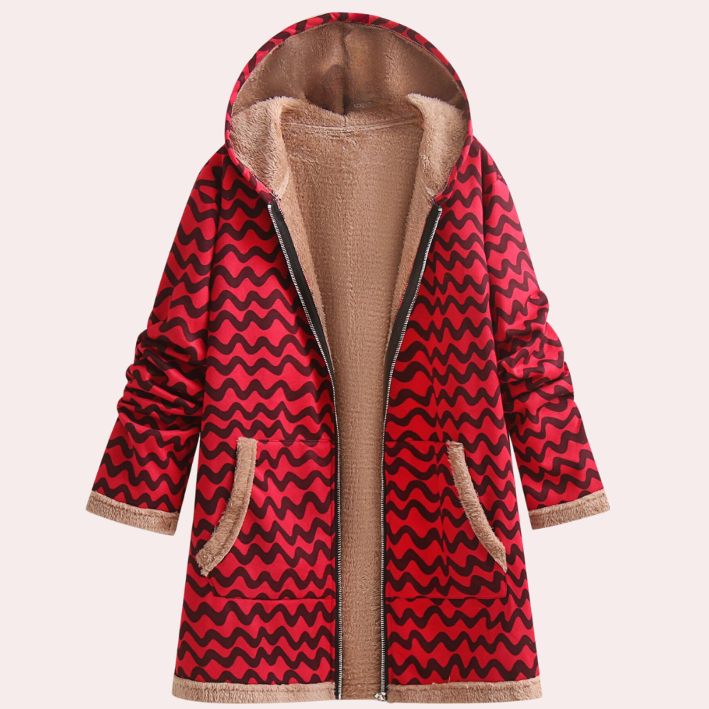 Rode damesjas met zigzagpatroon, gevoerd met beige fleece, capuchon en zakken. Wintermode, warme jas, trendy dameskleding.