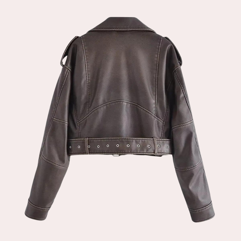 Bruin leren cropped jack met riem en metalen details, stijlvolle damesmode, trendy herfst- en winterkleding, perfecte aanvulling op elke garderobe.