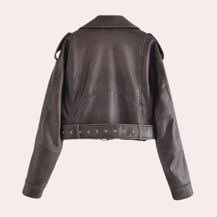 Bruin leren cropped jack met riem en metalen details, stijlvolle damesmode, trendy herfst- en winterkleding, perfecte aanvulling op elke garderobe.