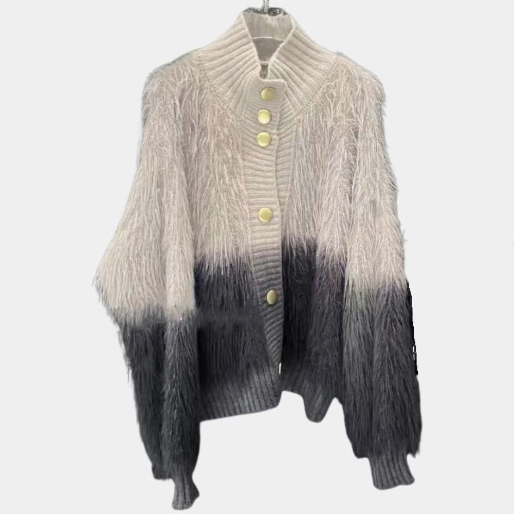 Grijze en witte ombre damesvest met knopen, pluizige textuur, modieuze winterkleding, warme gebreide trui, stijlvolle damesmode.