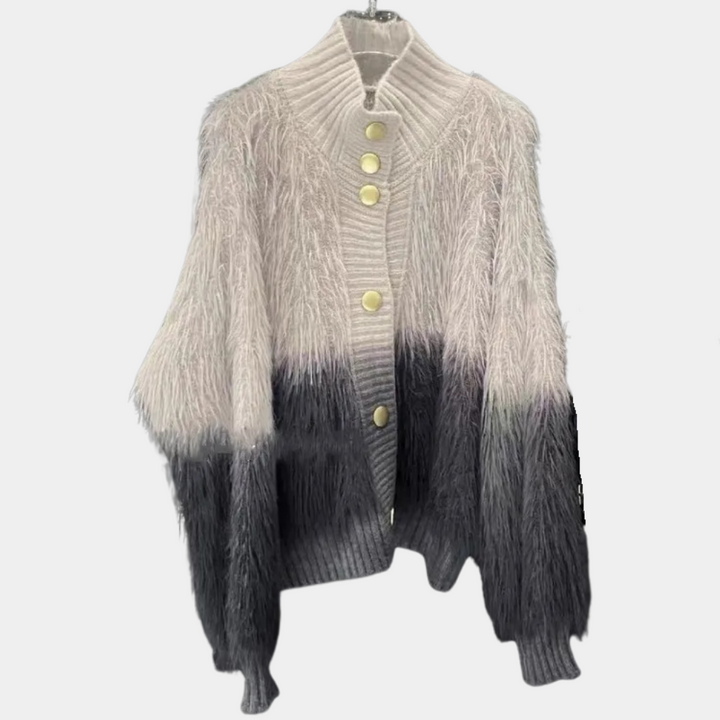 Grijze en witte ombre damesvest met knopen, pluizige textuur, modieuze winterkleding, warme gebreide trui, stijlvolle damesmode.