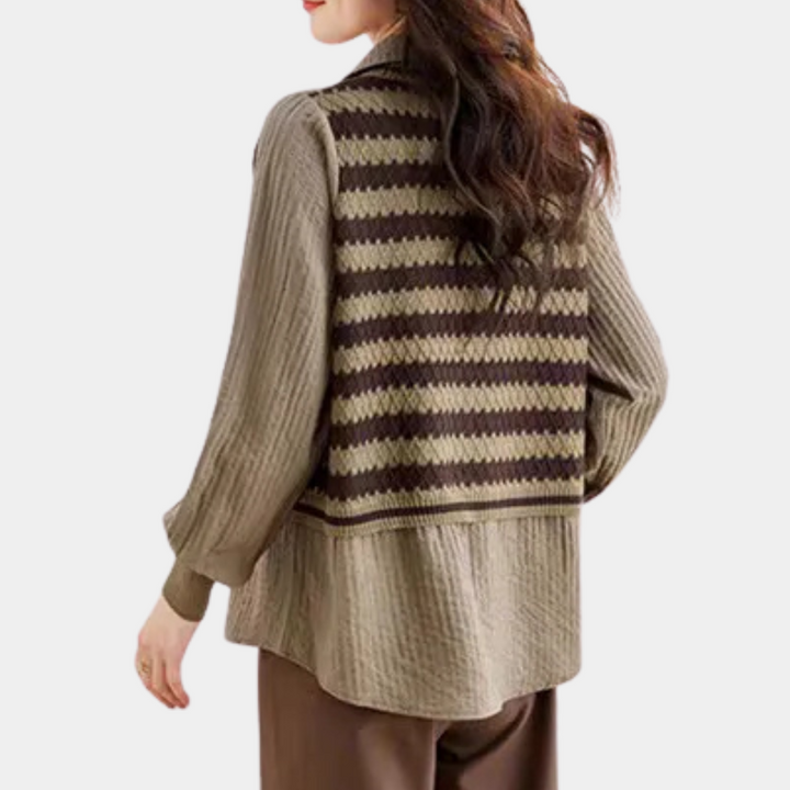 Damestrui met bruine en beige strepen, lange mouwen, geribbelde textuur. Modieuze herfstkleding, casual stijl, comfortabele pasvorm.