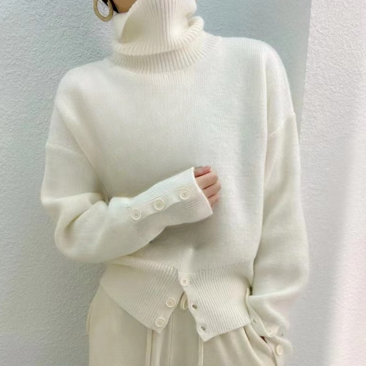 Witte coltrui dames, gebreid met knopen, modieuze winterkleding. Comfortabele en stijlvolle trui voor koude seizoenen, perfect voor casual outfits.