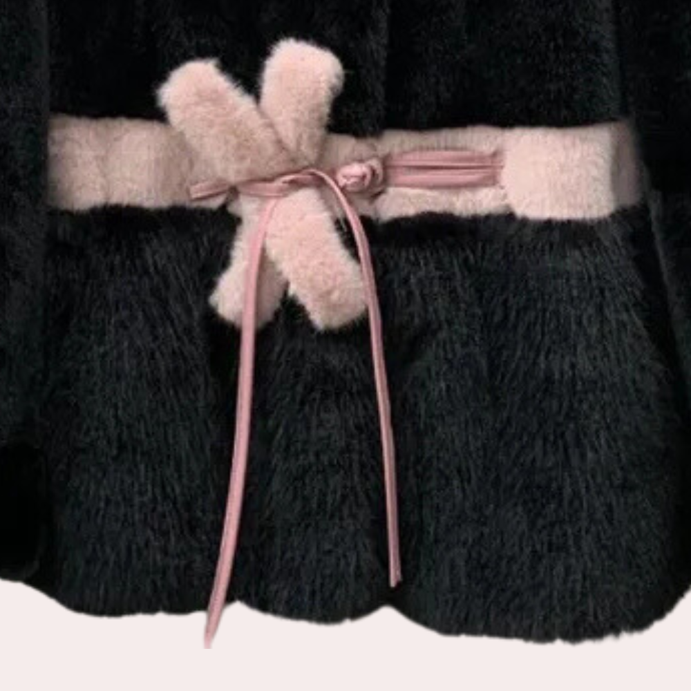 Zwarte pluchen jas met roze pluchen riem en strik, wintermode, dameskleding, warme jas, trendy design, comfortabele stof.