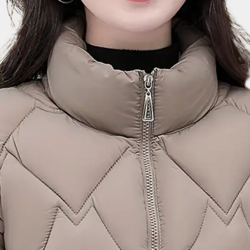 Dames winterjas met hoge kraag en ritssluiting, beige kleur, gewatteerd ontwerp. Perfect voor koude seizoenen. Modieuze en warme dameskleding.