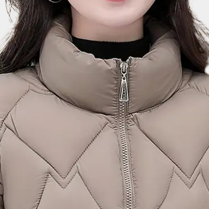 Dames winterjas met hoge kraag en ritssluiting, beige kleur, gewatteerd ontwerp. Perfect voor koude seizoenen. Modieuze en warme dameskleding.