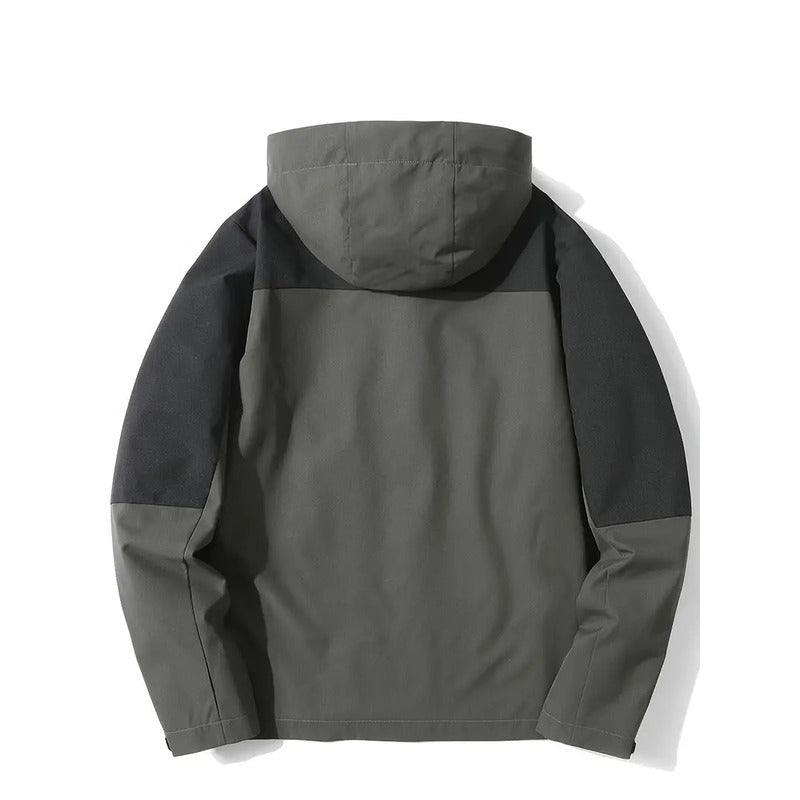 Groene herenjas met capuchon, zwarte schouder- en mouwaccenten, waterdicht, outdoor kleding, stijlvol en functioneel ontwerp.