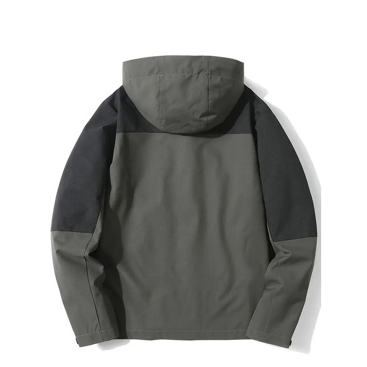 Groene herenjas met capuchon, zwarte schouder- en mouwaccenten, waterdicht, outdoor kleding, stijlvol en functioneel ontwerp.