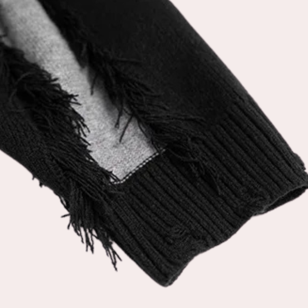Zwarte gebreide trui met gerafelde details en grijze onderlaag, trendy mode, herfstkleding, stijlvolle dameskleding, casual chic.