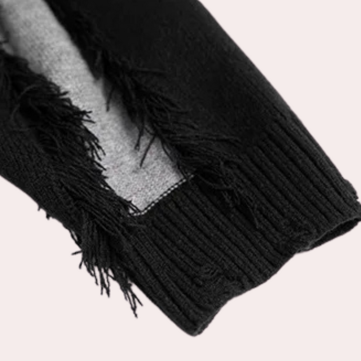 Zwarte gebreide trui met gerafelde details en grijze onderlaag, trendy mode, herfstkleding, stijlvolle dameskleding, casual chic.