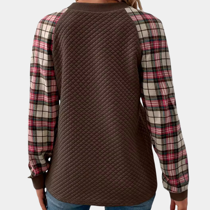 Bruine gewatteerde damestrui met geruite mouwen, casual herfstmode, comfortabele en stijlvolle kleding, perfect voor koel weer.