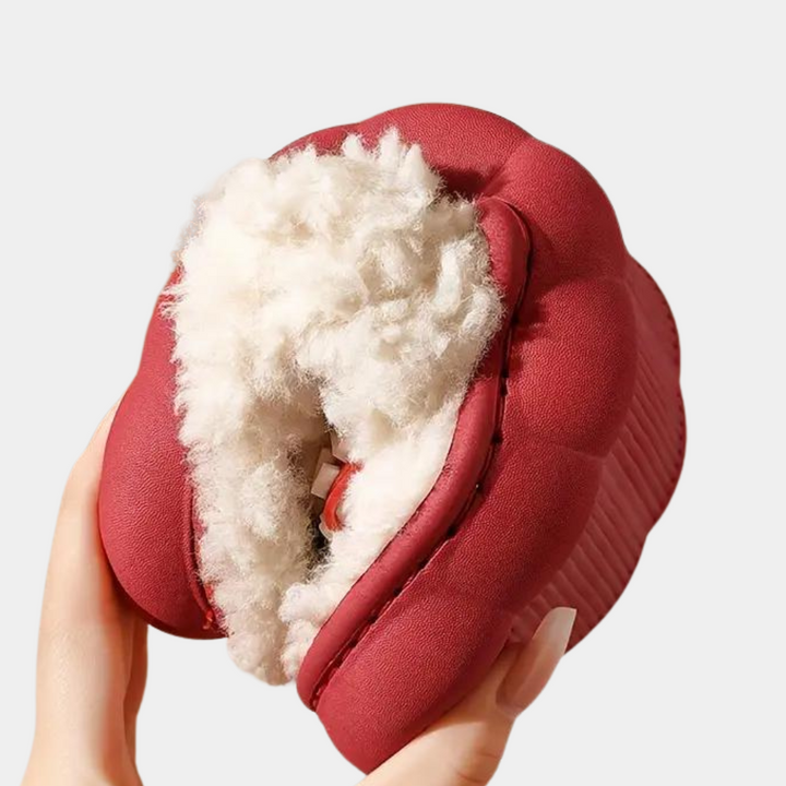 Rode pluche pantoffel met witte, zachte voering, ideaal voor wintercomfort. Warme huispantoffel, antislip zool, uniseks design.