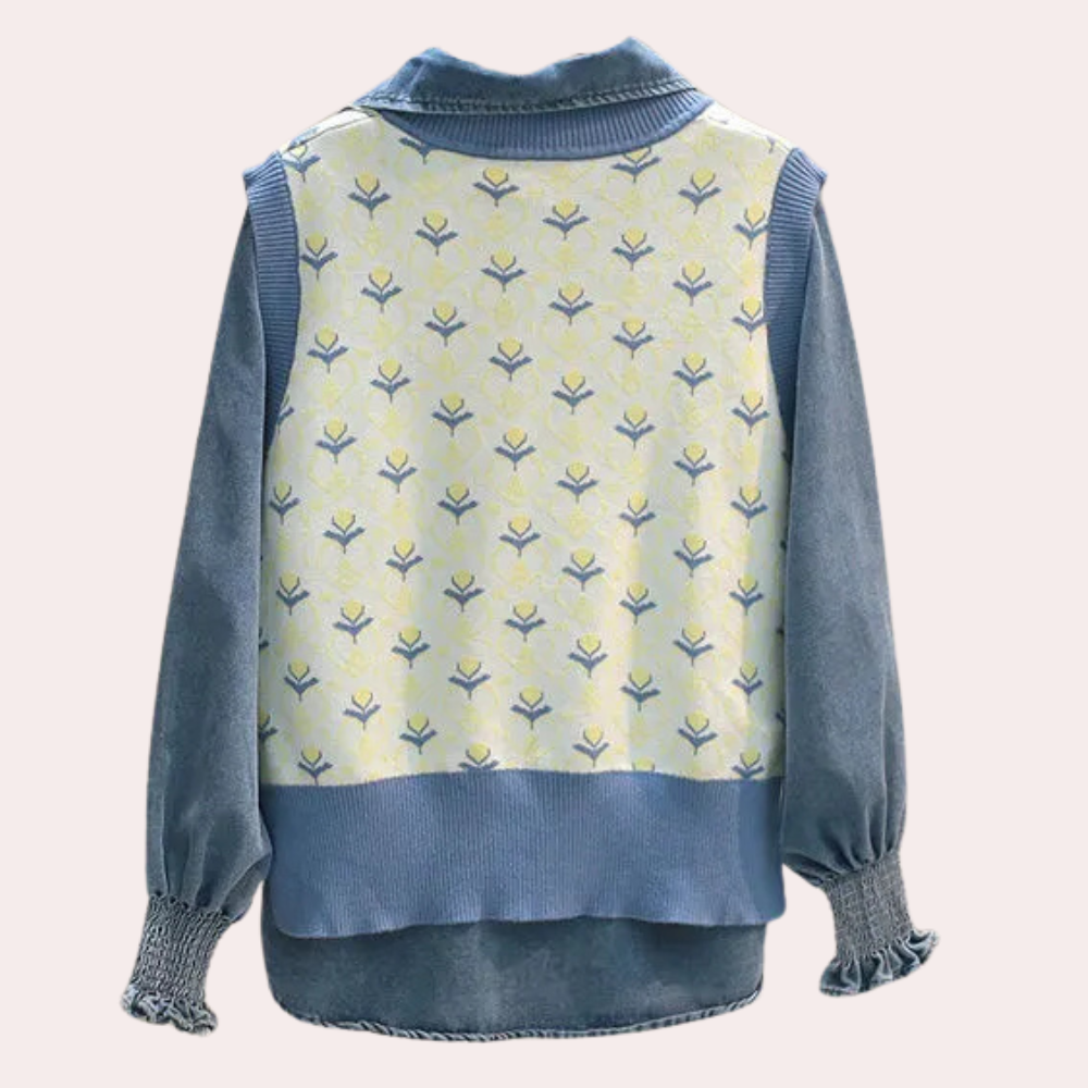 Blauwe denim blouse met gebreide bloemenpatroon achterkant, lange mouwen en elastische manchetten. Trendy damesmode, casual en stijlvol ontwerp.
