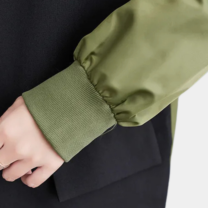 Groene satijnen blouse met lange mouwen en geribde manchetten, gedragen door een persoon. Modieuze dameskleding, stijlvolle outfit details.