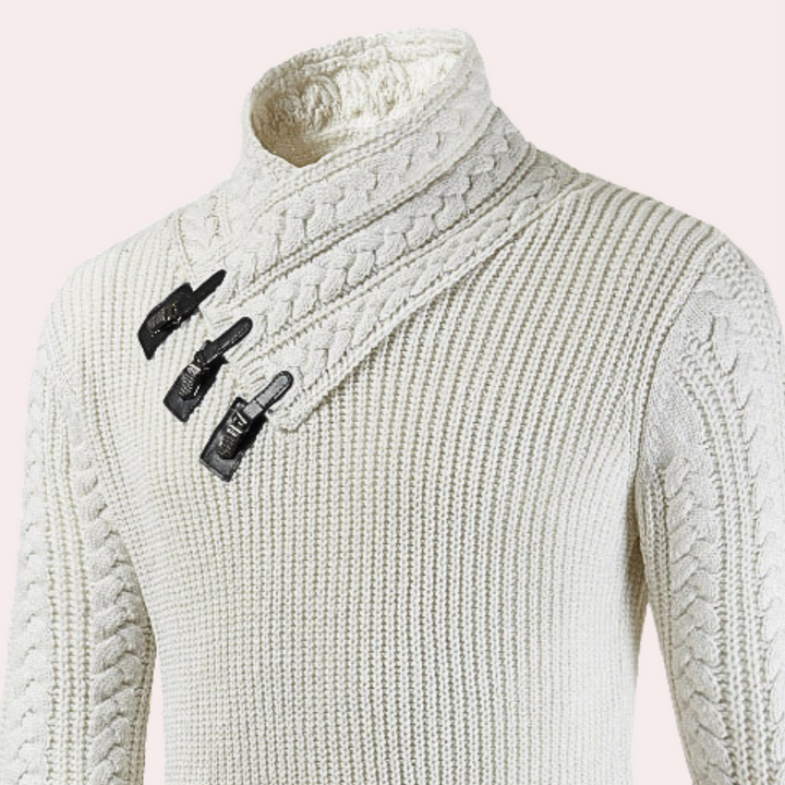 Witte gebreide trui met kabelpatroon en hoge kraag, voorzien van drie zwarte gespsluitingen. Stijlvolle herentrui, wintermode, warme kleding.