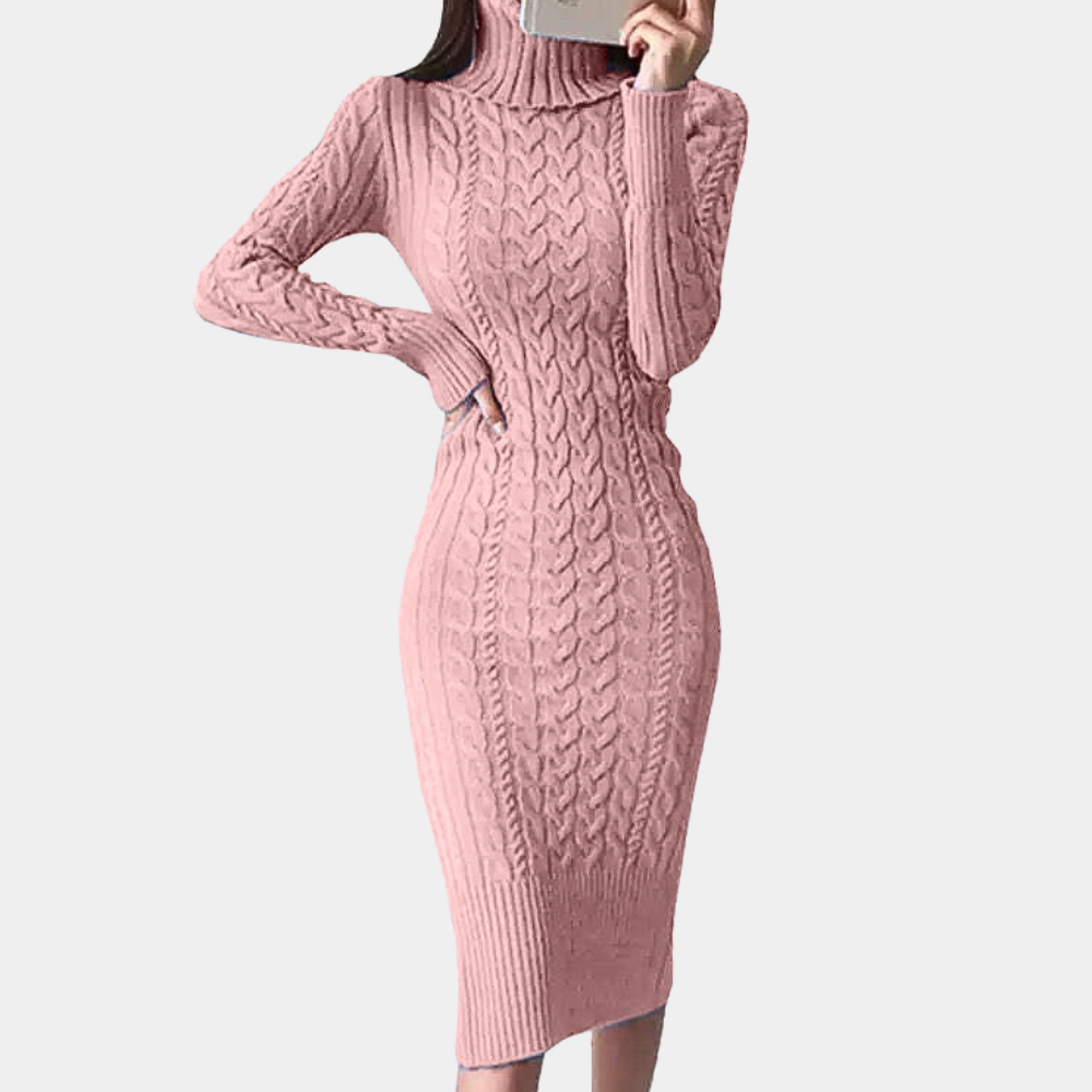 Roze gebreide jurk met kabelpatroon, lange mouwen en coltrui. Elegante damesmode, perfect voor herfst- en winterseizoen.