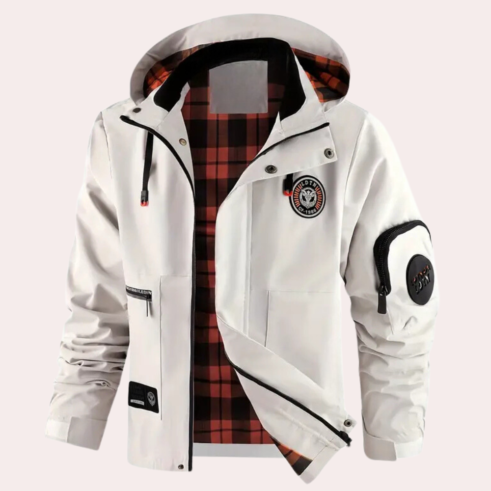 Witte herenjas met capuchon, rood geruite voering en meerdere zakken, inclusief mouwzak met rits. Ideaal voor outdoor activiteiten en casual stijl.
