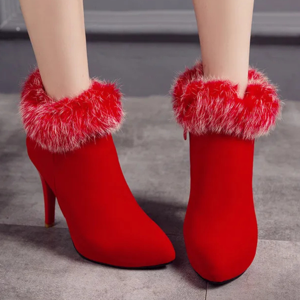 Rode dames enkellaarsjes met hoge hak en pluizige bontkraag, modieuze winterlaarzen, elegant schoeisel voor dames, trendy en stijlvol ontwerp.