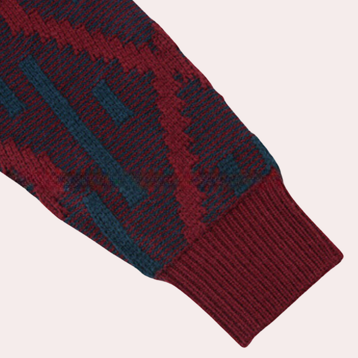 Rode en blauwe gebreide trui mouw met geometrisch patroon, close-up. Hoogwaardige wintermode, warme wollen stof, stijlvol en comfortabel design.
