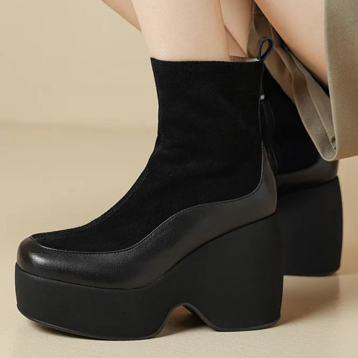 Zwarte platform enkellaarsjes met dikke hak, trendy damesmode, comfortabele suède en leer combinatie, perfect voor herfst- en winteroutfits.