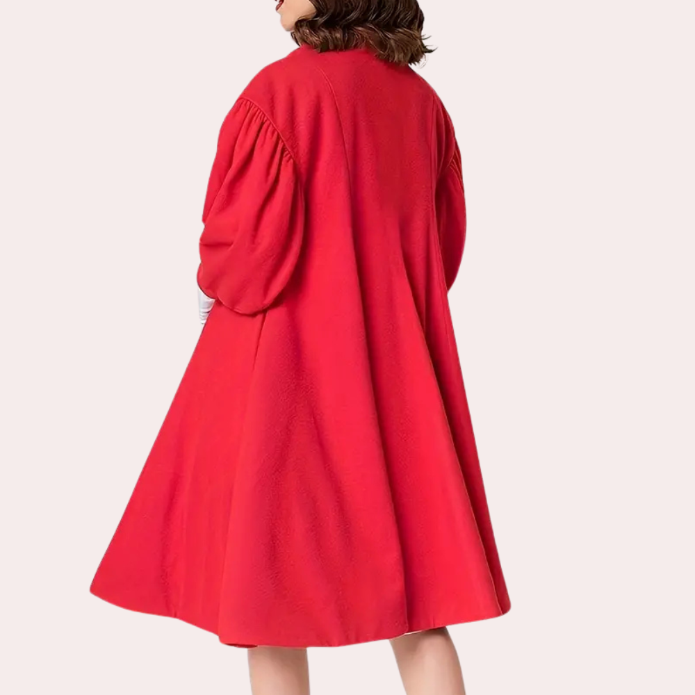 Rode damesjas met wijde pasvorm en lange mouwen, gemaakt van warme stof. Perfect voor herfst- en wintermode. Stijlvolle en comfortabele buitenkleding.