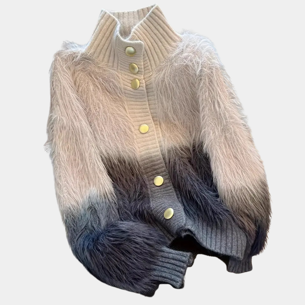 Grijze en witte pluizige damestrui met hoge kraag en knopen, modieuze winterkleding, warme gebreide jas, trendy damesmode, comfortabele stijl.