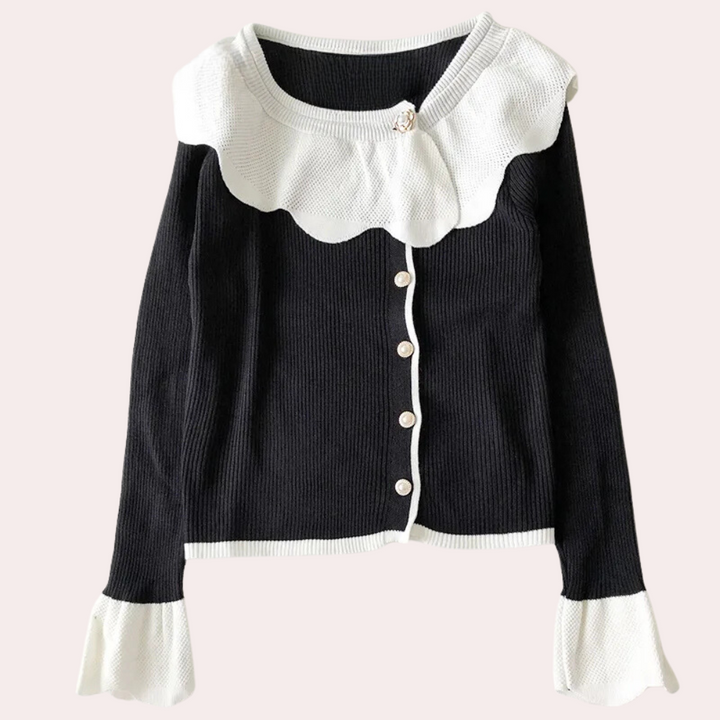 Zwart-witte damestrui met knopen, geribbelde stof, ronde kraag en ruches. Modieuze herfstkleding, elegant design, comfortabele pasvorm.