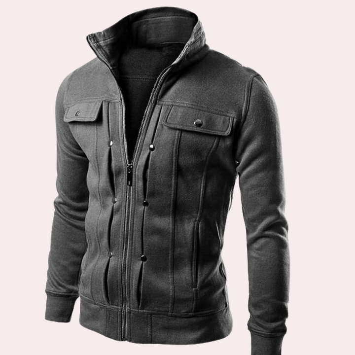 Donkergrijs herenjack met opstaande kraag, ritssluiting en borstzakken. Stijlvolle casual jas, ideaal voor herfst- en wintermode.