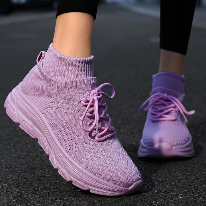 Paarse dames sneakers met hoge sokachtige enkel, ademend mesh, dikke zool, ideaal voor hardlopen en casual mode. Comfortabele sportschoenen.