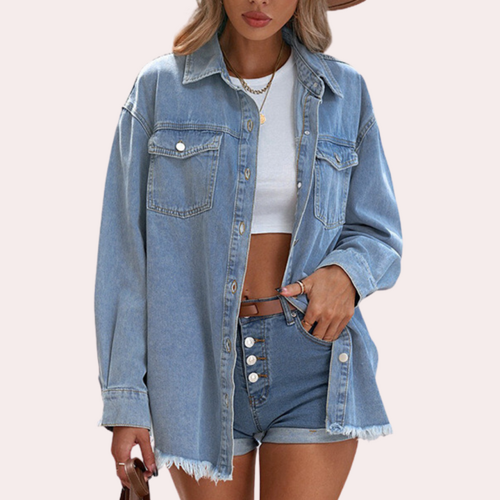 Vrouw in oversized denim jack en korte spijkerbroek, witte crop top, casual mode, trendy zomeroutfit, streetwear stijl, modieuze kleding.