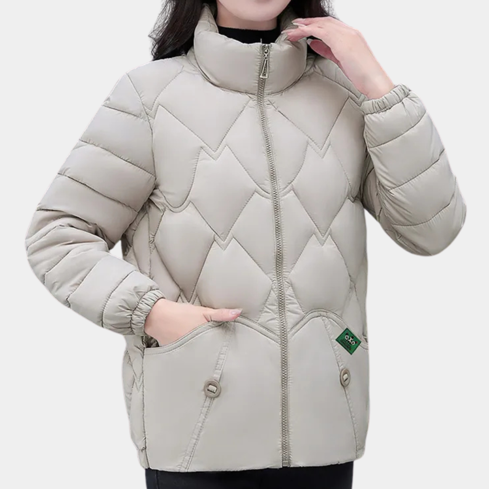 Beige gewatteerde winterjas voor dames met rits en hoge kraag, modieus en warm, ideaal voor koude seizoenen. Comfortabele pasvorm en stijlvol ontwerp.