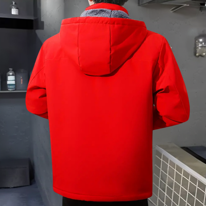 Rode winterjas met capuchon, achterkant, in moderne keuken. Warme herenjas, waterdicht, geschikt voor koude weersomstandigheden.