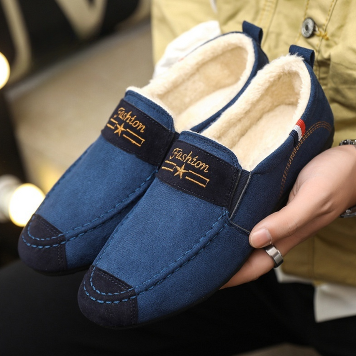 Blauwe herensloffen met warme voering, modieus ontwerp en geborduurde details, ideaal voor comfort en stijl in huis. Perfecte winterpantoffels.