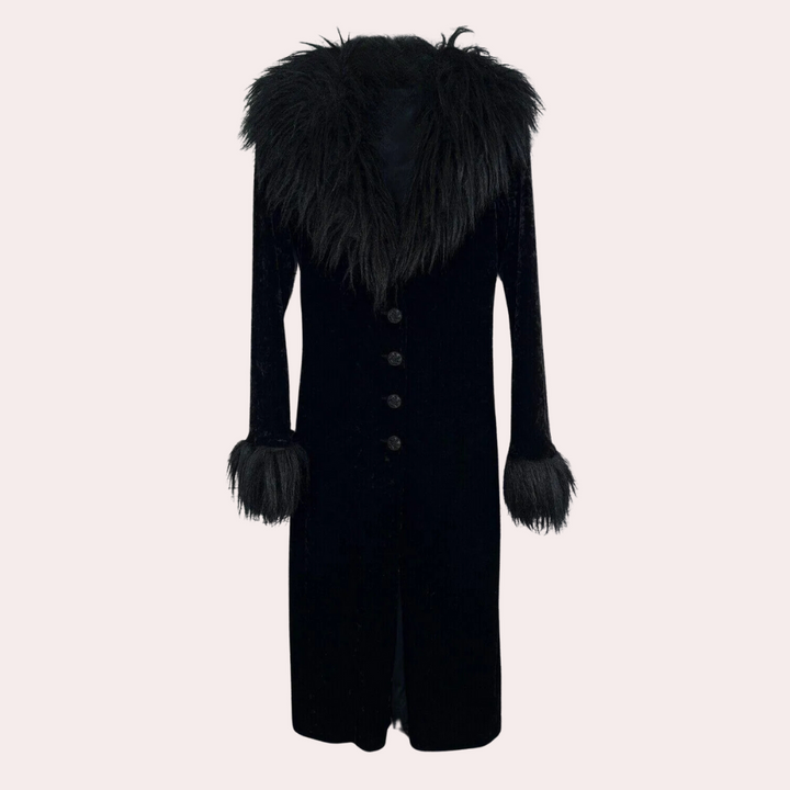 Zwarte vintage jas met knopen, lange mouwen en opvallende zwarte bontkraag en manchetten. Perfect voor wintermode en retrostijl liefhebbers.