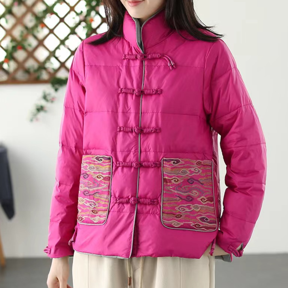 Roze gewatteerde jas met traditionele Chinese knopen en kleurrijke zakken, ideaal voor wintermode. Stijlvolle damesjas, warme kleding.
