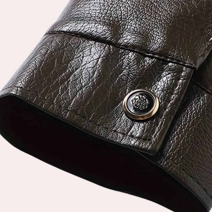 Zwarte leren jas met knoopdetail, close-up van mouw. Hoogwaardige textuur, modieuze uitstraling. Perfect voor herfst- en wintermode.