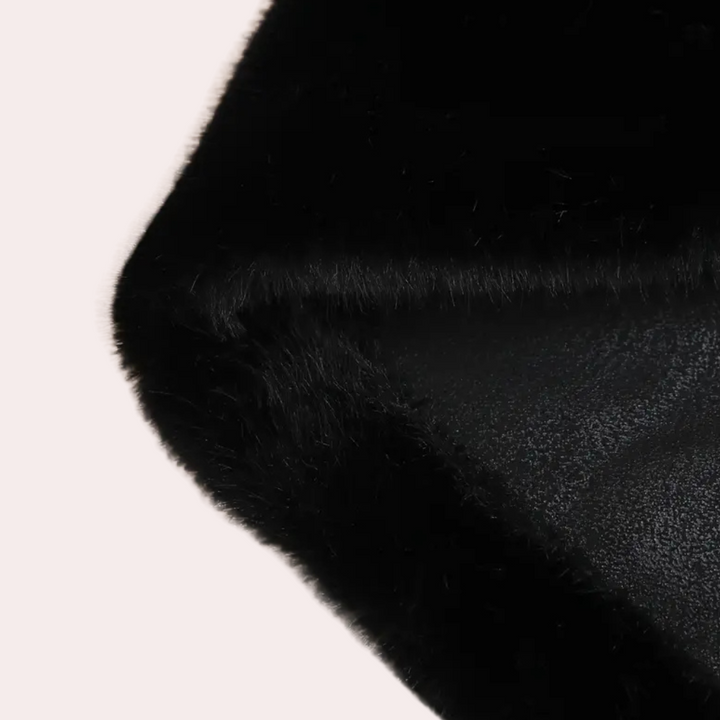 Zwarte bontkraag van imitatiebont, close-up textuur, luxe wintermodeaccessoire, zacht en stijlvol, geschikt voor jassen en mantels.