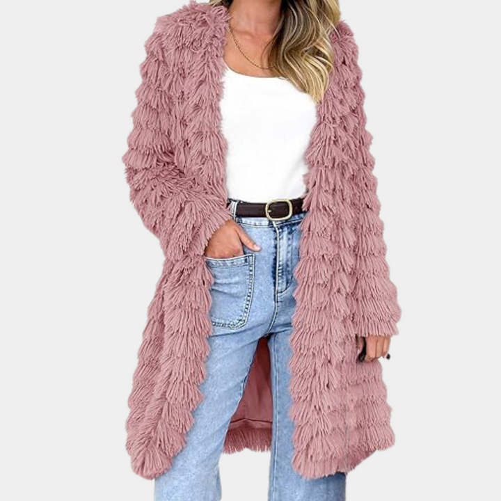 Roze pluizige damesjas, open stijl, gecombineerd met witte top en blauwe jeans. Modieuze herfst- en winterkleding voor casual outfits.