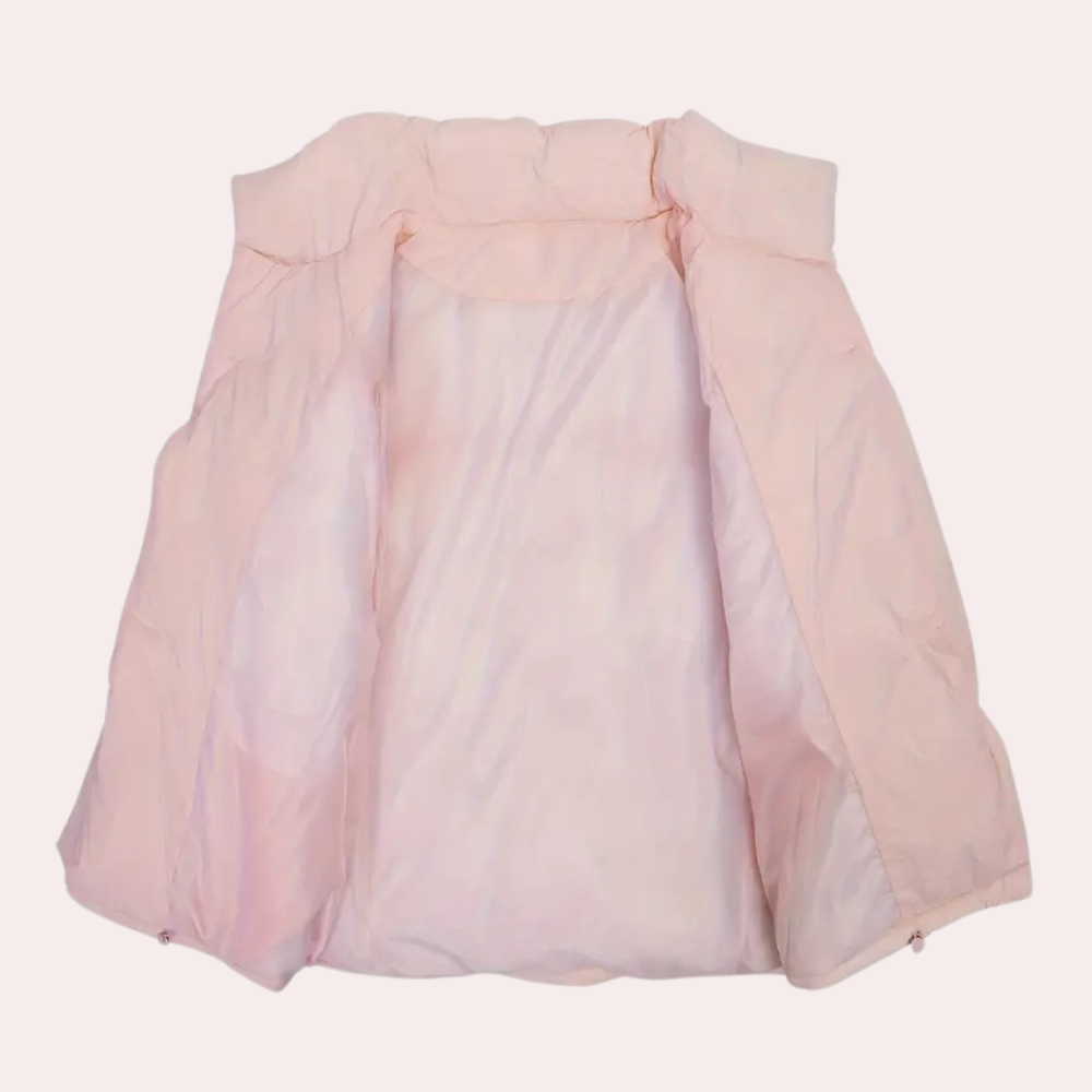 Lichtroze gewatteerde jas zonder mouwen, opengeklapt, met zachte voering. Ideaal voor damesmode, winterkleding, casual stijl.
