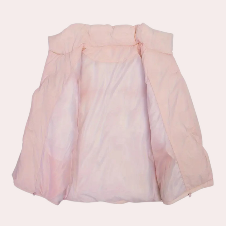 Lichtroze gewatteerde jas zonder mouwen, opengeklapt, met zachte voering. Ideaal voor damesmode, winterkleding, casual stijl.
