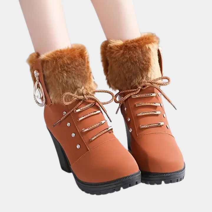 Bruine dameslaarzen met hoge hakken, bontkraag en veters. Modieuze winterlaarzen, ideaal voor koude seizoenen. Comfortabel en stijlvol ontwerp.
