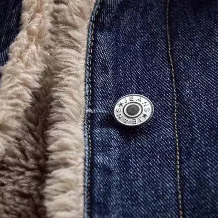 Donkerblauwe spijkerjas met knoopdetail en beige schapenvachtvoering, modieuze winterjas, denim kleding, warme voering, casual stijl.