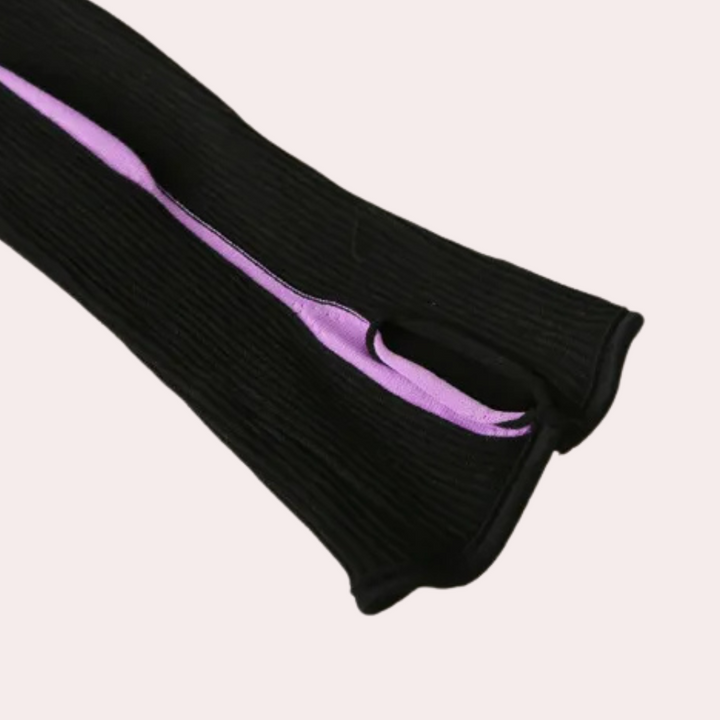 Zwarte compressiearmband met paarse streep, naadloos ontwerp, geschikt voor sport en fitness, biedt ondersteuning en comfort tijdens trainingen.