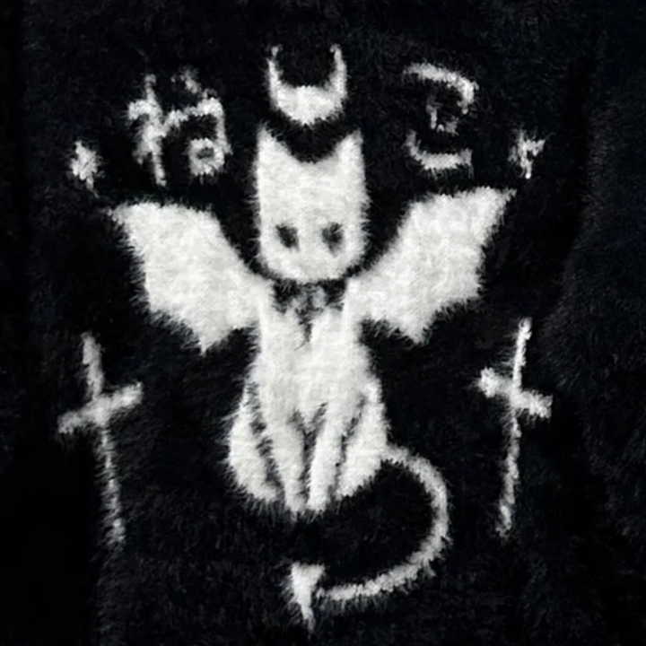 Zwart-witte demonische kat met vleugels en hoorns, omringd door symbolen en kruisen, op een donkere achtergrond. Gotische kunst, mystiek ontwerp.