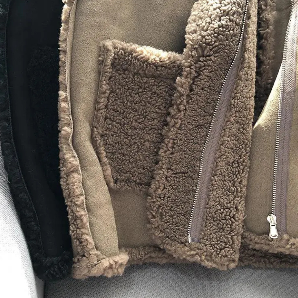 Bruine schapenvacht jas met rits, detailopname. Warme winterkleding, zachte textuur, modieuze damesjas, trendy en comfortabel.