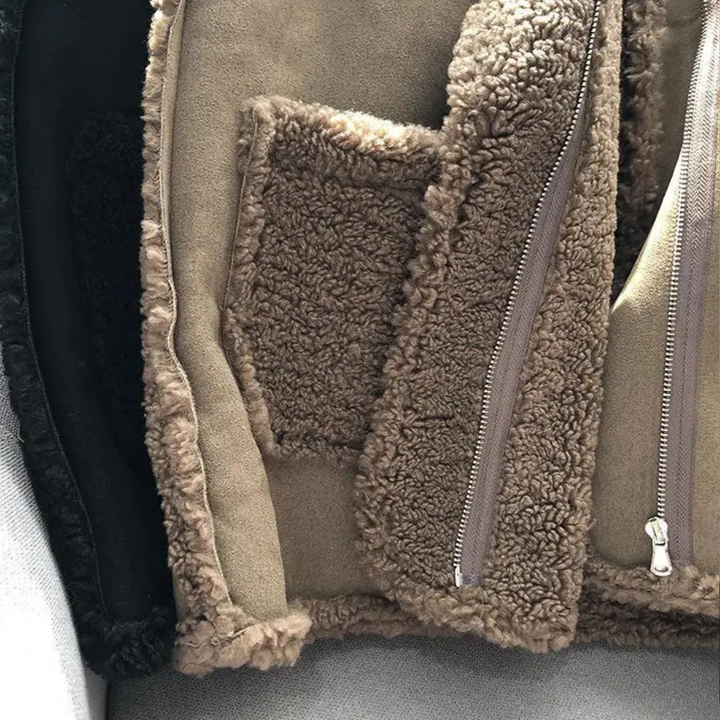 Bruine schapenvacht jas met rits, detailopname. Warme winterkleding, zachte textuur, modieuze damesjas, trendy en comfortabel.