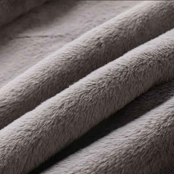 Grijze pluche stof close-up, zachte textuur, ideaal voor dekens en kleding. Hoogwaardige fleece stof, comfortabel en warm, perfect voor wintergebruik.